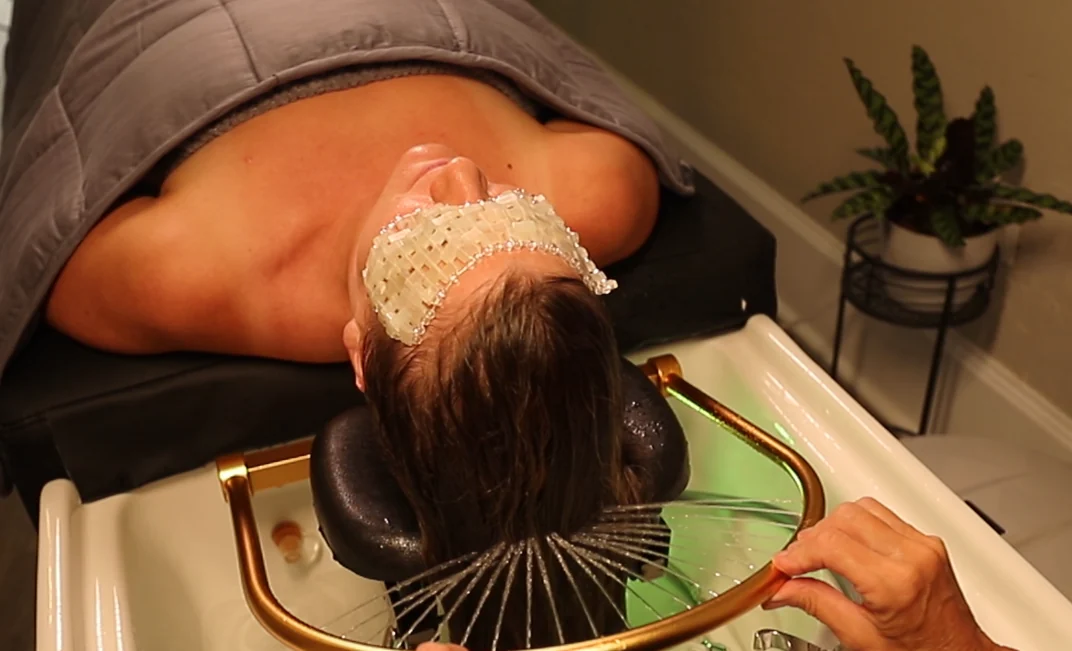 A relaxing HeadSpa water ritual with benefit details